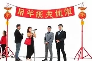 《配音阵容的临时替换》封面，录音棚色调