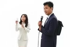 《一场发布会的三层反转》封面，发布会现场色块